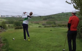 Aron Snær úr GKG, á tvær holur í forskot eftir 9 holur, í keppni sinni við Stefán Þór úr GR.